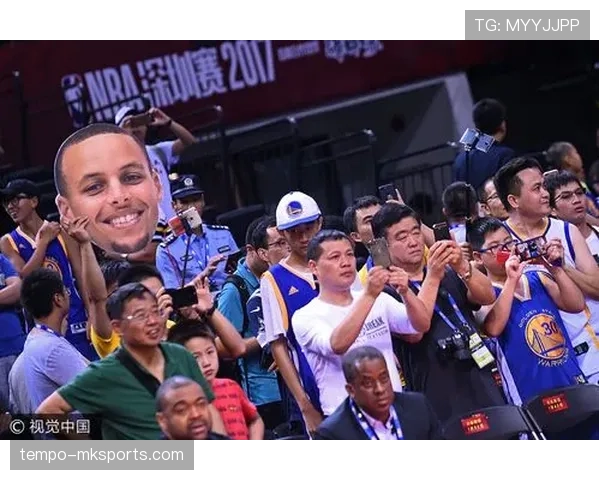 罗马尼亚球迷黄蓝助威热情高涨,为球队征战关键赛事注入强大动力 罗马尼亚球迷黄蓝助威热情高涨,为球队征战关键赛事注入强大动力